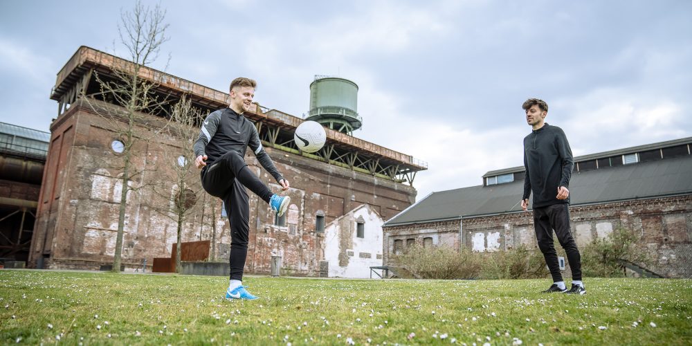 Freestylerzy Marcel i Pascal Gurk przed Halą Stulecia w Bochum