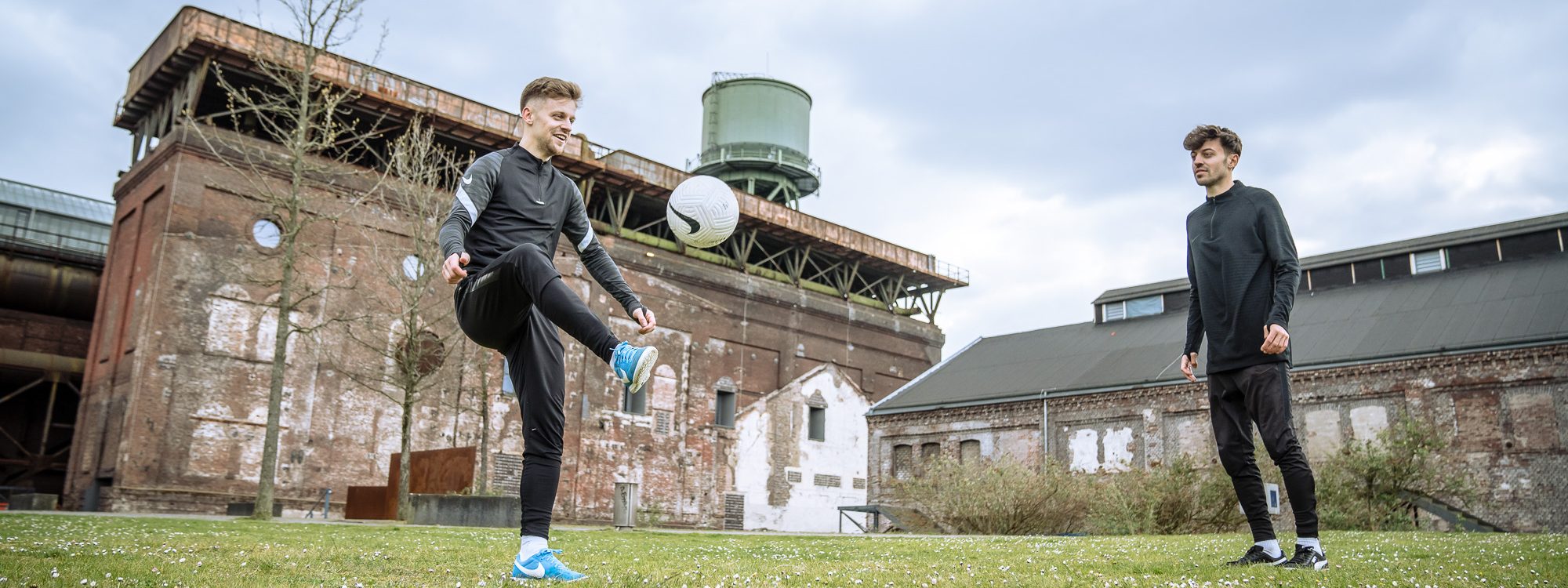 Freestyler Marcel und Pascal Gurk vor der Jahrhunderthalle Bochum