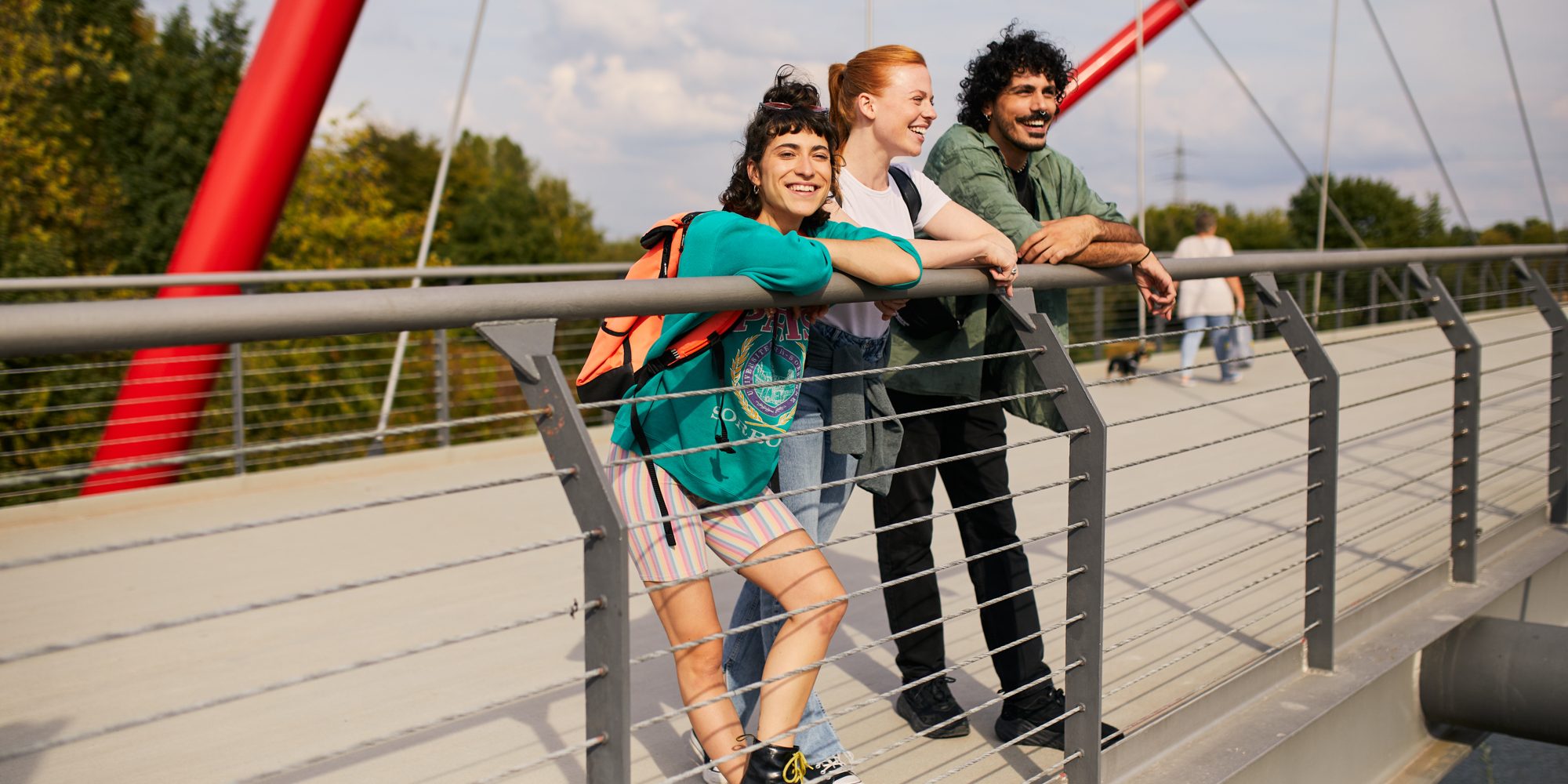 Das Bild zeigt drei Personen auf der Brücke im Nordsternpark