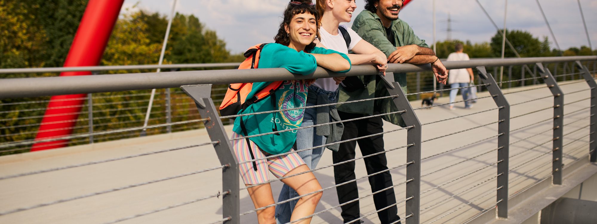 Das Bild zeigt drei Personen auf der Brücke im Nordsternpark