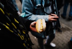 Das Bild zeigt eine Bratwurst in Dortmund vor dem Derby Dortmund Bochum