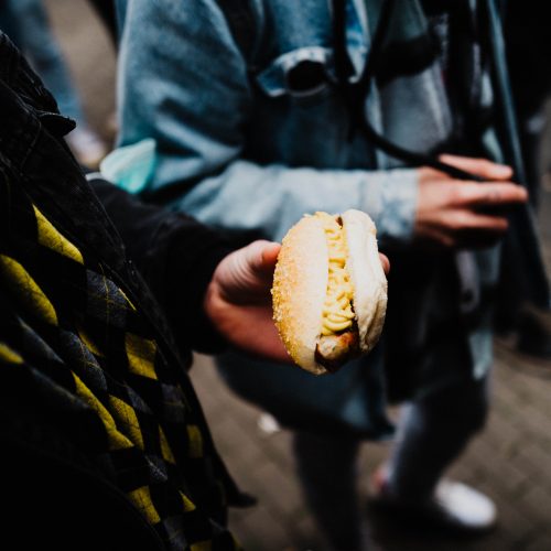 Das Bild zeigt eine Bratwurst in Dortmund vor dem Derby Dortmund Bochum