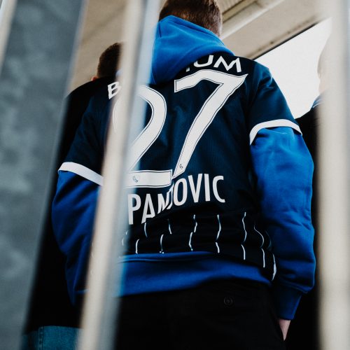 Das Bild zeigt einen Fan im VfL Bochum Trikot beim Derby in Dortmund 2022