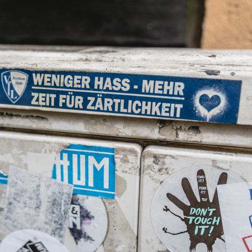 Das Bild zeigt Fußballsticker auf einem Stromkasten in Bocohum