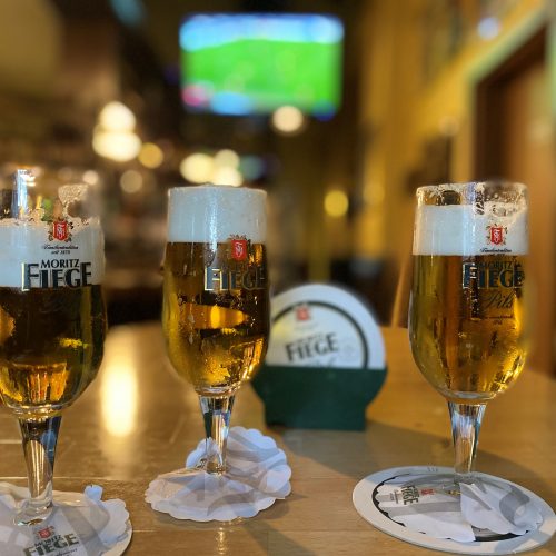 Das Bild zeigt drei Fiegebiere auf einem Tisch in der Kneipe Bierdeckel in herne