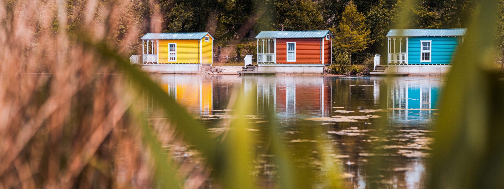 Das Bild zeigt Häuser am See in der Dingdener Heide