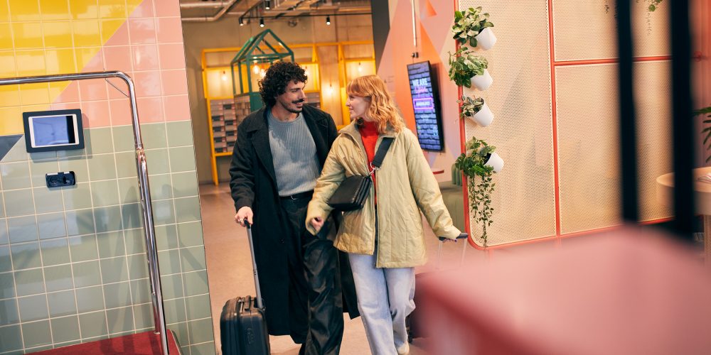 La photo montre deux personnes au Basecamp Dortmund