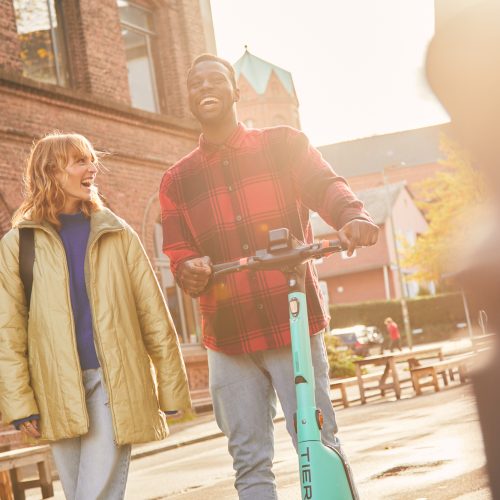 Das Bild zeigt zwei Personen mit einem E-Scooter in Bochum