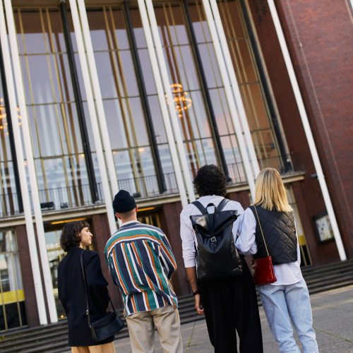 The picture shows four people in front of the theater in Bochum