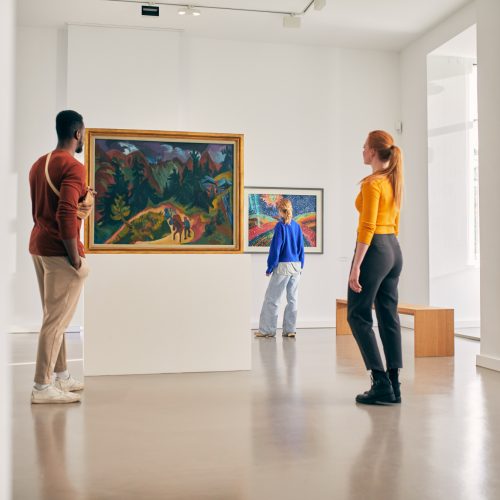 The picture shows three people in the art museum in Bochum