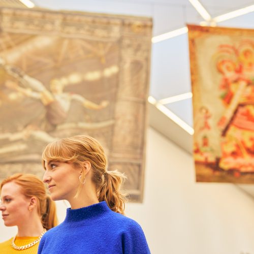 La photo montre deux personnes dans le musée d'art de Bochum