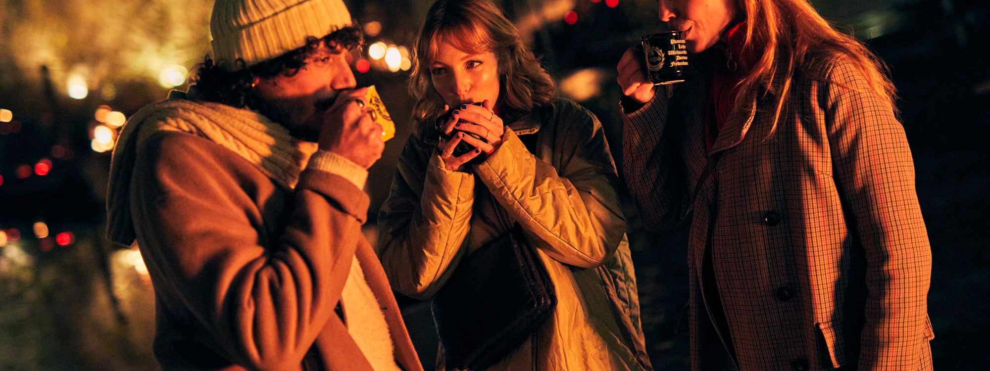 Das Bild zeigt drei Personen auf dem Weihnachtsmarkt in Dortmund